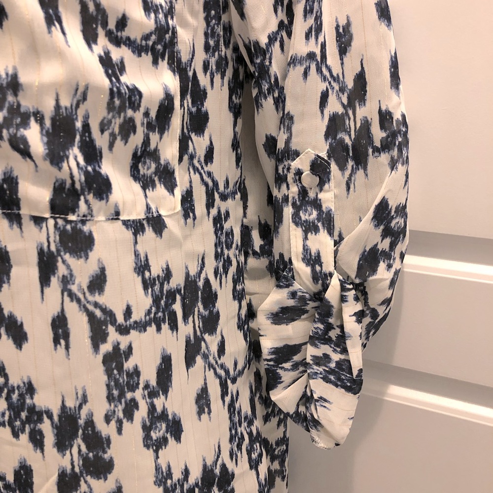 💖 NWOT BKE Boutique top! Semi-sheer white fabric w/ navy floral & gold stripes - Picture 3 of 12